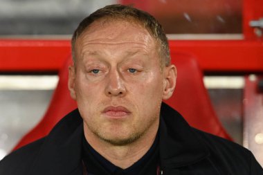 Nottingham Forest 'ın Steve Cooper Yöneticisi Premier Lig maçı sırasında Nottingham Forest Chelsea' ye karşı 1 Ocak 202 'de City Ground, Nottingham' da maçı izliyor.