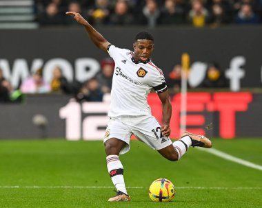 Manchester United takımından Tyrell Malacia Premier League maçında pas veriyor Wolverhampton Wanderers - Manchester United - Molineux, Wolverhampton, Birleşik Krallık, 31 Aralık 202