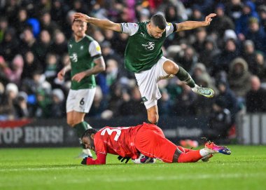 Plymouth Argyle defans oyuncusu James Wilson (5), 1 Ocak 202 'de Home Park, Plymouth, İngiltere' de oynanan Sky Bet 1 karşılaşmasında Milton Keynes Dons defans oyuncusu Matthew Dennis 'in üzerinden atladı.