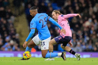 Everton 'dan Tom Davies # 26 ve Manuel Akanji # 25 Manchester City Premier League maçında Manchester City Everton' a karşı Etihad Stadyumu, Manchester, İngiltere 31 Aralık 202