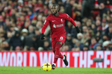 Liverpool 'dan Naby Keta, 30 Aralık 2022' de İngiltere 'nin Liverpool kentinde oynanan Premier League maçı sırasında topla bir çıkış yaptı.
