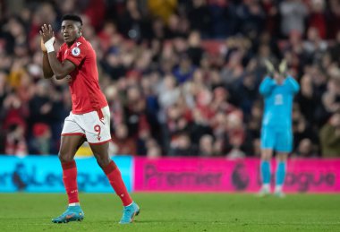 Nottingham Ormanı 9. Taiwo Awoniyi Premier Lig maçında Nottingham Forest 'ın Chelsea' ye karşı oynadığı City Ground, Nottingham, İngiltere 1 Ocak 202 'de oynanan maçta ev sahibi taraftarları alkışlıyor.
