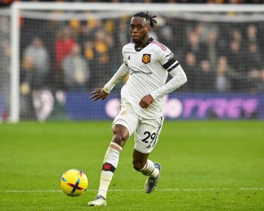 Manchester United 'dan Aaron Wan-Bissaka Premier Lig maçı sırasında Manchester United ile Molineux, Wolverhampton, Birleşik Krallık' ta 31 Aralık 202 'de oynanan maçta topa vuruyor.