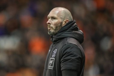 Blackpool 'un Michael Appleton teknik direktörü, 1 Ocak 202' de Bloomfield Road, Blackpool, Birleşik Krallık 'ta oynanan Blackpool-Sunderland maçında Sunderland maçında skorun 1-1 olması için Ross Stewart' ın 14 numarasına bakıyor.