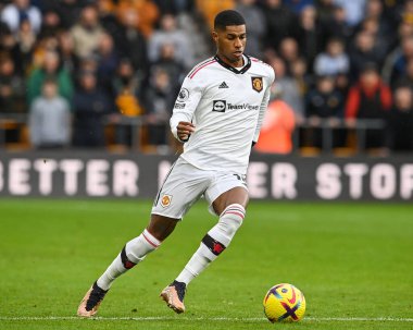 Manchester United 'dan Marcus Rashford Premier Lig maçında Manchester United' a karşı Molineux, Wolverhampton, Birleşik Krallık 'ta 31 Aralık 202' de Wolverhampton maçında topa vuruyor.