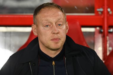 Nottingham Forest 'ın Steve Cooper Yöneticisi Premier Lig maçı sırasında Nottingham Forest Chelsea' ye karşı 1 Ocak 202 'de City Ground, Nottingham' da maçı izliyor.