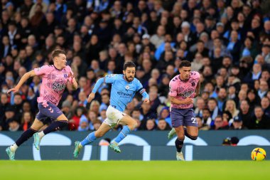 Manchester City 'den Bernardo Silva # 20 ve Everton' dan Ben Godfrey # 22 ve Everton 'dan Nathan Patterson # 3 numaralı Premier Lig karşılaşmasında Manchester City - Everton Etihad Stadyumu, Manchester, Birleşik Krallık 31 Aralık 202