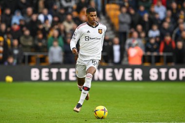 Manchester United 'dan Marcus Rashford Premier Lig maçında Manchester United' a karşı Molineux, Wolverhampton, Birleşik Krallık 'ta 31 Aralık 202' de Wolverhampton maçında topa vuruyor.