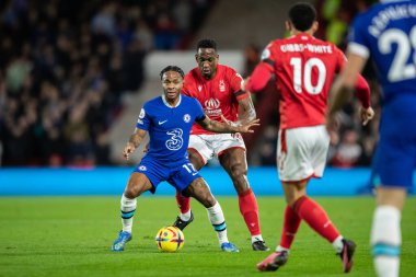 Chelsea 'den 17 numaralı Raheem Sterling Premier Lig maçında Nottingham Forest Chelsea' ye karşı 1 Ocak 202 'de Willy Boly # 30 of Nottingham Forest' tan topu koruyor.