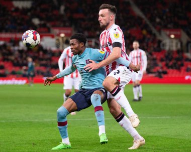 Stoke City 'den Morgan Fox # 3 Sky Bet Şampiyonası' nda Burnley 'den Nathan Tella # 23' e meydan okuyor. Stoke City - Burnley maçı, Bet365 Stadyumu, Stoke-on-Trent, Birleşik Krallık, 30 Aralık 202
