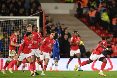Nottingham Ormanı 'ndan Serge Aurier # 24 Premier League maçında Nottingham Forest Chelsea' ye karşı 1-1 'lik galibiyetini kutluyor.