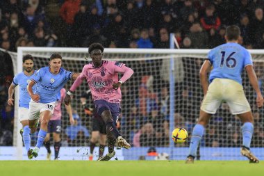 Everton 'dan Amadou Onana Premier League maçında topu geçiyor Manchester City Everton' a karşı Etihad Stadyumu, Manchester, Birleşik Krallık, 31 Aralık 202