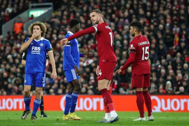 Liverpool 'dan Jordan Henderson 30 Aralık 202' de İngiltere 'nin Liverpool kentinde oynanan Liverpool-Leicester maçında takımına talimat verdi.