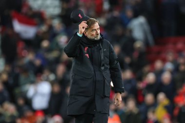 Liverpool 'un Jrgen Klopp teknik direktörü, 30 Aralık 2022' de İngiltere 'nin Liverpool kentinde oynanan Premier League maçının sonunda Liverpool' a karşı Leicester City maçında taraftarlarına şapka çıkartıyor.