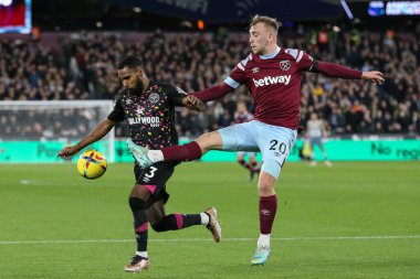 Jarrod Bowen # 20 West Ham United ve Rico Henry # 3 Brentford mücadele Premier League maçında West Ham United Brentford 'a karşı Londra Stadyumu, İngiltere, 30 Aralık 202