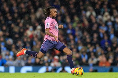 Everton 'dan Alex Iwobi Premier League maçında topu geçiyor Manchester City Everton' a karşı Etihad Stadyumu, Manchester, İngiltere, 31 Aralık 202