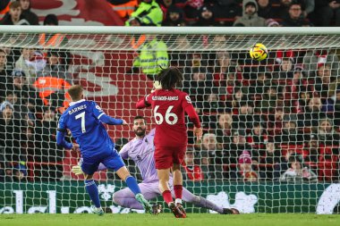 Leicester City 'den Harvey Barnes gol atıyor ama 30 Aralık 202' de Liverpool-Leicester City maçı sırasında Anfield, Liverpool, İngiltere 'de kale direğine vuruyor.