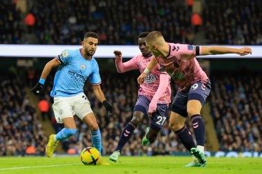 Manchester City 'den 26 numaralı Riyad Mahrez Premier League maçında topla koşuyor Manchester City Everton' a karşı Etihad Stadyumu, Manchester, İngiltere, 31 Aralık 202