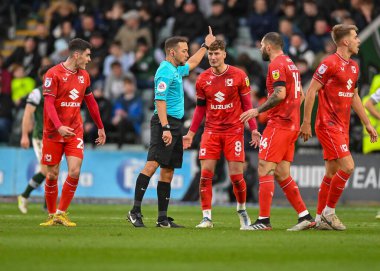 Milton Keynes Dons orta saha oyuncusu Ethan Robson (8), 1 Ocak 202 tarihinde Plymouth Argyle 'ın Home Park, Plymouth, İngiltere' de MK Dons 'a karşı oynadığı maçta resmi başvuruda bulundu.