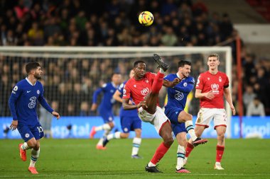 Nottingham Ormanı 'ndan Willy Boly 1 Ocak 202' de Nottingham Forest Chelsea 'ye karşı oynadığı Premier League maçında üstten pas atmaya çalışıyor.