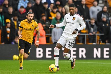 Manchester United 'dan Marcus Rashford Premier Lig maçında Manchester United' a karşı Molineux, Wolverhampton, Birleşik Krallık 'ta 31 Aralık 202' de Wolverhampton maçında topa vuruyor.