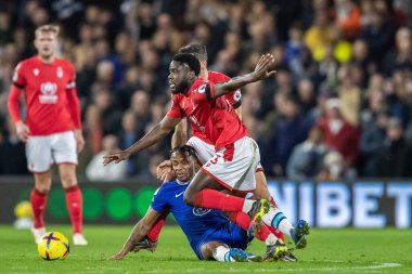 Nottingham Ormanı 'ndan Orel Mangala # 5 Premier Lig maçında Chelsea' li Raheem Sterling # 17 'den topu alıyor Nottingham Forest Chelsea' ye karşı City Ground, Nottingham, İngiltere, 1 Ocak 202
