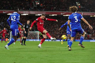 Liverpool 'dan Jordan Henderson 30 Aralık 202' de İngiltere 'nin Liverpool kentinde oynanan Liverpool-Leicester maçında golünü atıyor.