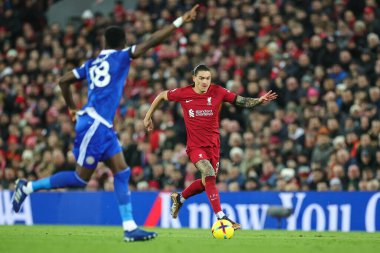 Liverpool 'dan Darwin Nez # 27 Premier Lig maçında Liverpool' a karşı Anfield, Liverpool, İngiltere 'de 30 Aralık 2022' de Leicester City maçında topa vuruyor.