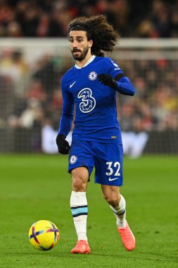 Chelsea 'den Marc Cucurella # 32 Premier Lig maçında Nottingham Forest Chelsea' ye karşı City Ground, Nottingham, İngiltere 'de 1 Ocak 202' de topa vuruyor.