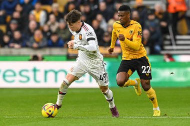 Manchester United 'ın 49 numaralı oyuncusu Alejandro Garnacho, 31 Aralık 202' de Molineux, Wolverhampton, Birleşik Krallık 'ta oynanan Premier Lig karşılaşmasında topa vuruyor.