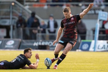  Saracens 'tan Owen Farrell, 31 Aralık 202' de StoneX Stadyumu 'nda oynanan Gallagher Premiership maçında Saracens - Exeter Chiefs maçında başlama vuruşunu yaptı.
