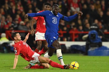 Nottingham Ormanı 'ndan Remo Freuler # 23 Premier Lig maçı sırasında Chelsea' den Kalidou Koulibaly # 26 'ya meydan okuyor Nottingham Forest Chelsea' ye karşı City Ground, Nottingham, İngiltere, 1 Ocak 202