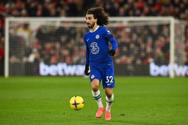 Chelsea 'den Marc Cucurella # 32 Premier Lig maçında Nottingham Forest Chelsea' ye karşı City Ground, Nottingham, İngiltere 'de 1 Ocak 202' de topa vuruyor.