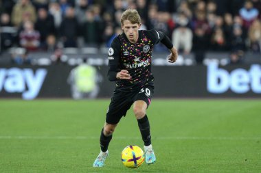 30 Aralık 202 'de Londra' daki Londra Stadyumu 'nda oynanan Premier League maçında topu Brentford' dan Mads Roerslev 'e kaptırdı.