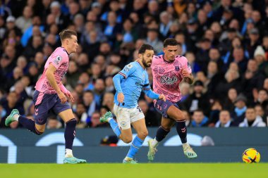 Manchester City 'den Bernardo Silva # 20 ve Everton' dan Ben Godfrey # 22 ve Everton 'dan Nathan Patterson # 3 numaralı Premier Lig karşılaşmasında Manchester City - Everton Etihad Stadyumu, Manchester, Birleşik Krallık 31 Aralık 202