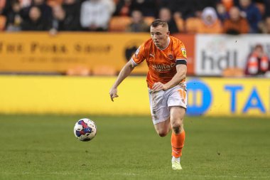 Blackpool 'dan 19 numaralı Shayne Lavery, 1 Ocak 202' de Bloomfield Road, Blackpool 'da oynanan Blackpool-Sunderland maçında topu düşürüyor.