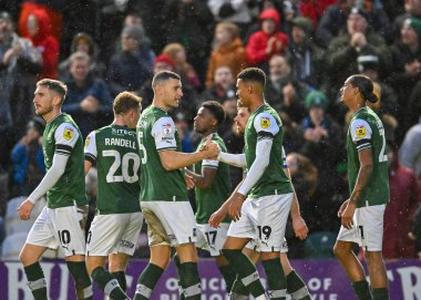 GOAL Plymouth Argyle defans oyuncusu James Wilson (5) ve Plymouth Argyle forvet Morgan Whittaker (19), 1 Ocak 202 'de Home Park, Plymouth, Birleşik Krallık' ta oynanan Sky Bet 1 karşılaşmasında 3-1 'lik galibiyet golünü kutluyor.