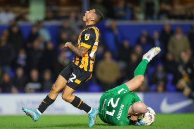 Hull City 'den Tyler Smith # 22 Birmingham City' den John Ruddy # 21 'in 30 Aralık 202' de St Andrews, Birmingham 'da oynanan Sky Bet Şampiyonası maçında topa ilk ulaşmasına tepki gösterdi.
