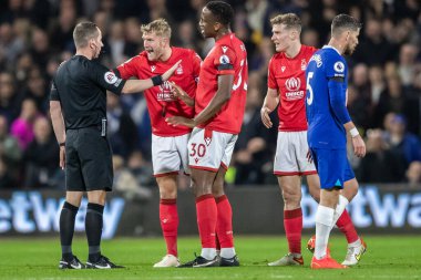 Nottingham Forest 'tan Joe Worrall Premier League maçında Nottingham Forest Chelsea' ye karşı 1 Ocak 202 'de City Ground, Nottingham' da hakeme yalvarır.