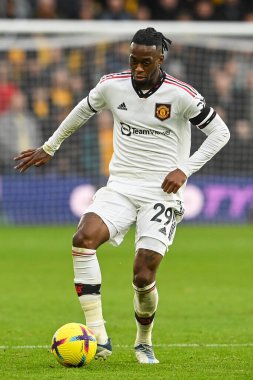 Manchester United 'dan Aaron Wan-Bissaka Premier Lig maçı sırasında Manchester United ile Molineux, Wolverhampton, Birleşik Krallık' ta 31 Aralık 202 'de oynanan maçta topa vuruyor.