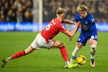 Chelsea 'den Conor Gallagher # 23 ve Sam Surridge # 16 Nottingham Ormanı Premier Lig maçı sırasında Nottingham Forest Chelsea' ye karşı 1 Ocak 202 'de City Ground, Nottingham, İngiltere' de top mücadelesi verdi.