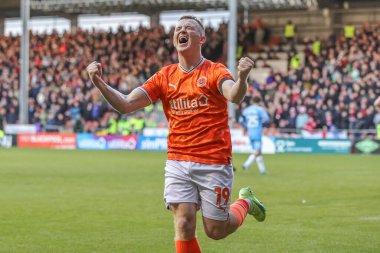 Blackpool 'dan 19 numaralı Shayne Lavery, 1 Ocak 202' de Bloomfield Road, Blackpool, İngiltere 'de oynanan Blackpool-Sunderland maçında 1-0 kazanma hedefini kutluyor.
