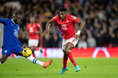 Nottingham Ormanı 'ndan Taiwo Awoniyi 1 Ocak 202' de Nottingham Forest Chelsea 'ye karşı Premier Lig maçı sırasında Kalidou Koulibaly # 26 Chelsea' den geçen topu fırlatıyor.