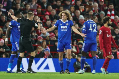 Leicester City 'den Wout Faes # 3 Premier League maçı sırasında Liverpool - Leicester City Anfield, Liverpool, İngiltere' de 30 Aralık 202 'de hakem kararına tepki gösterdi.