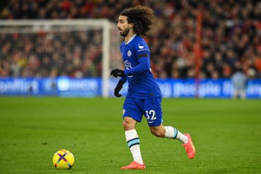 Chelsea 'den Marc Cucurella # 32 Premier Lig maçında Nottingham Forest Chelsea' ye karşı City Ground, Nottingham, İngiltere 'de 1 Ocak 202' de topa vuruyor.