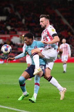 Stoke City 'den Morgan Fox # 3 Sky Bet Şampiyonası' nda Burnley 'den Nathan Tella # 23' e meydan okuyor. Stoke City - Burnley maçı, Bet365 Stadyumu, Stoke-on-Trent, Birleşik Krallık, 30 Aralık 202