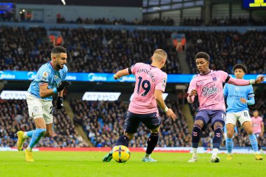 Manchester City 'den 26 numaralı Riyad Mahrez Premier Lig maçında Everton' dan 19 numaralı Vitaly Mykolenko 'yu geçiyor. Manchester City Everton' a karşı Etihad Stadyumu, Manchester, İngiltere 31 Aralık 202