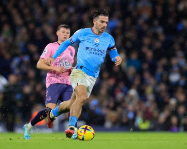 Manchester City 'den Jack Grealish # 10 Premier League maçında Everton' dan Nathan Patterson # 3 ile Manchester City - Everton maçında 31 Aralık 202 'de Etihad Stadyumu' nda koşuyor.