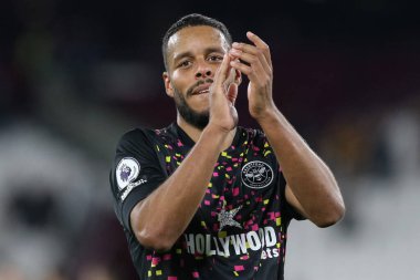 Brentford 'dan Frank Onyeka # 15 ellerini çırpıyor ve 30 Aralık 202' de Londra 'daki Londra Stadyumu' nda oynanan Premier League maçı sonrasında taraftarlarını alkışlıyor.