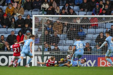 Coventry City 'den Ben Sheaf 1 Ocak 202' de Coventry Building Society Arena, Coventry 'de Coventry City ile Bristol City arasındaki Sky Bet Şampiyonası maçında gol çizgisini temizledi.